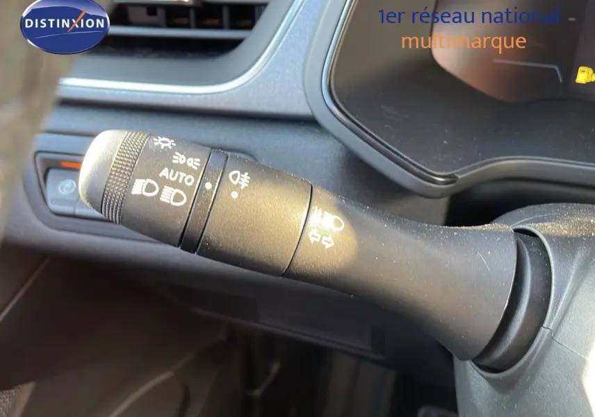 Le levier de commande des phares et clignotants du Renault Captur gris rafale métal, vue intérieure rapprochée côté gauche.