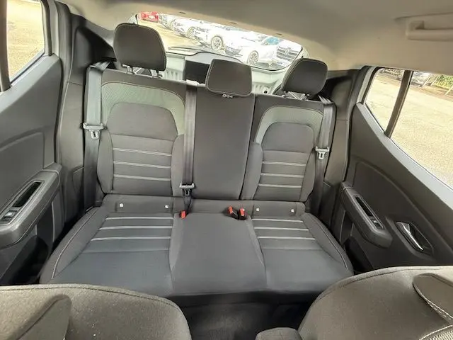 Vue intérieure arrière de la banquette noire du Dacia Sandero Stepway 2021, montrant les appuie-têtes et ceintures de sécurité.