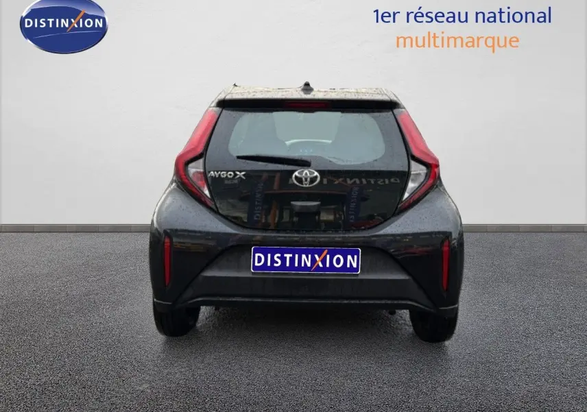 Vue arrière d'une Toyota Aygo X noire 2025, mettant en valeur ses feux arrière distinctifs en forme de C.