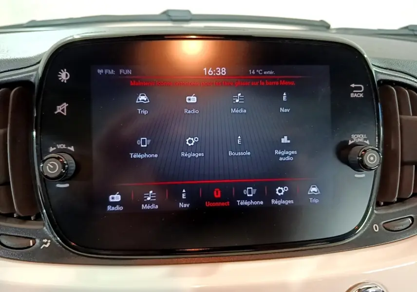 Écran tactile central de 7 pouces du tableau de bord blanc de la Fiat 500 Hybrid, affichant le menu Uconnect.
