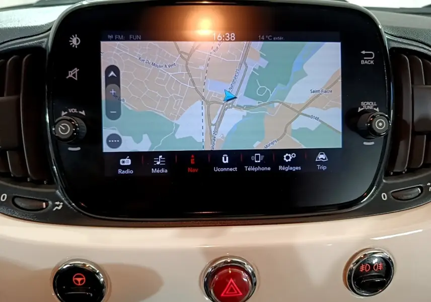 Écran tactile central avec navigation active dans l’habitacle blanc d’une Fiat 500 Hybrid 2021.