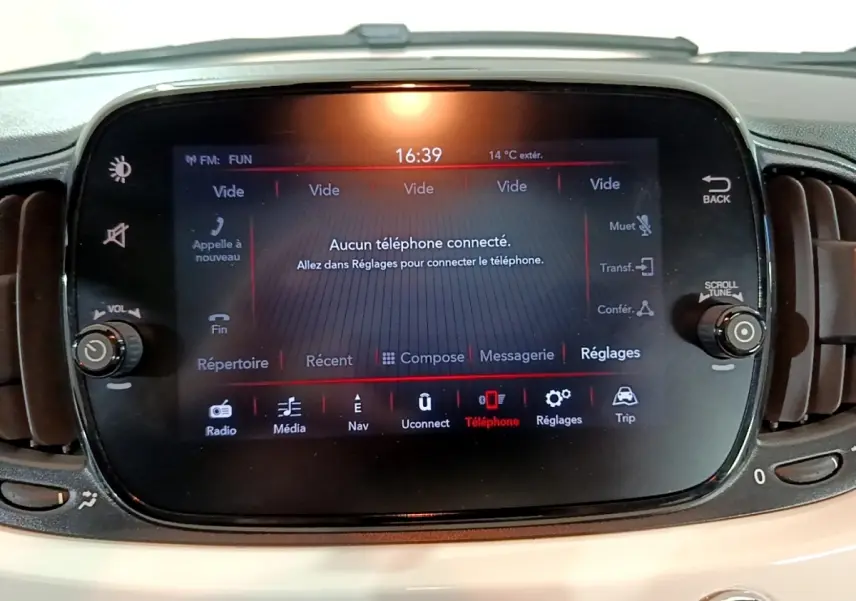 Écran tactile central du tableau de bord de la Fiat 500 blanche, affichant le menu téléphone en intérieur.