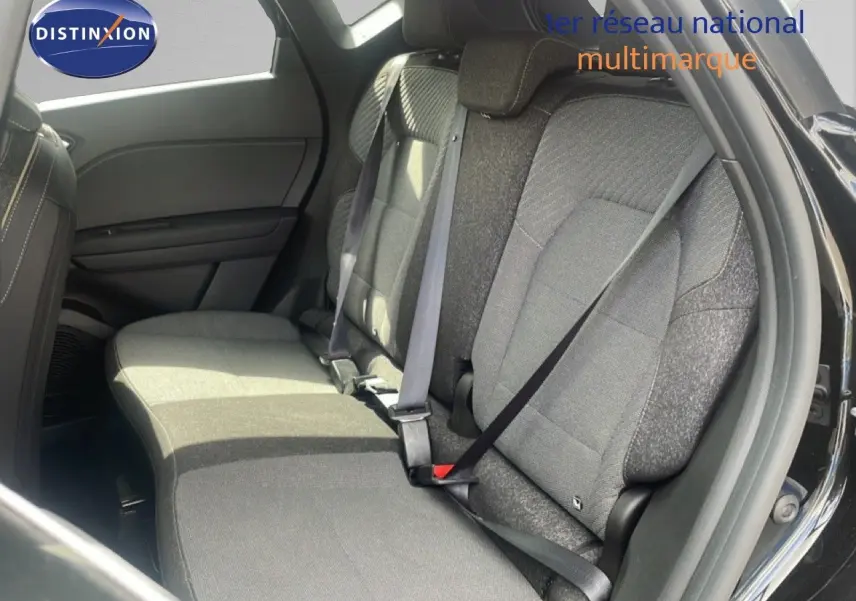Vue intérieure montrant la banquette arrière en tissu gris du Renault Captur 2025, porte arrière ouverte côté droit.