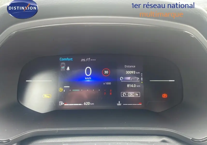 Tableau de bord numérique du Renault Captur 2025 affichant la vitesse, la distance et les alertes, vue frontale rapprochée.