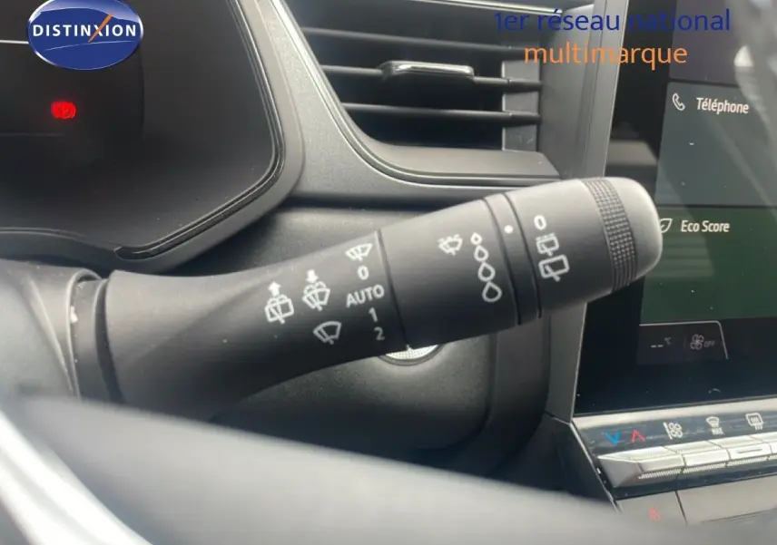 Gros plan sur la commande des essuie-glaces dans l’habitacle du Renault Captur noir étoile métal avec toit gris, version 2025.