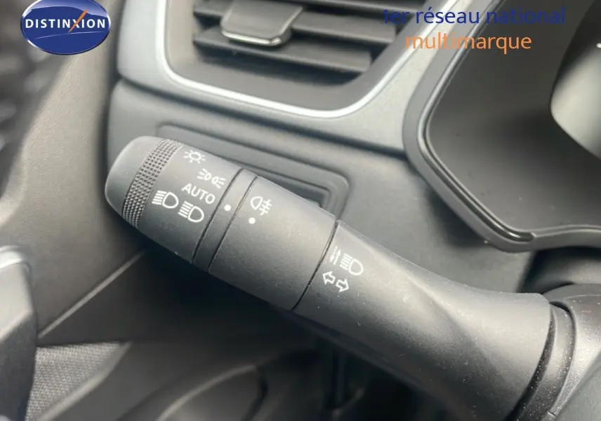 Gros plan sur la commande des phares et clignotants dans l'habitacle du Renault Captur noir étoile métal 2025.