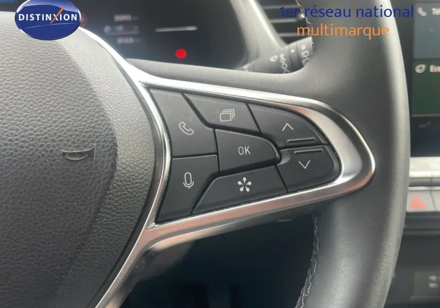 Gros plan sur les commandes multifonctions à droite du volant du Renault Captur 2025 noir étoile métal avec toit gris.