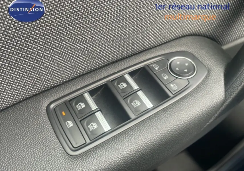 Gros plan sur les commandes des vitres électriques et rétroviseurs côté conducteur du Renault Captur noir étoile métal 2025.