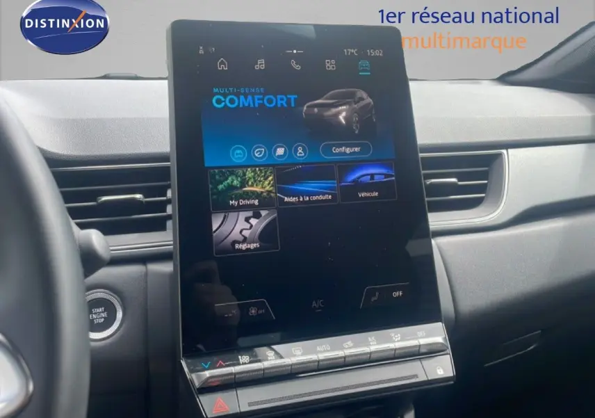 Vue rapprochée de l’écran tactile central du Renault Captur 2025 noir étoile métal avec toit gris, affichant le mode Confort.