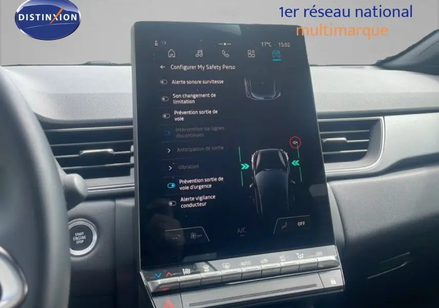 Intérieur du Renault Captur 2025, vue sur l’écran tactile central avec interface de sécurité active.