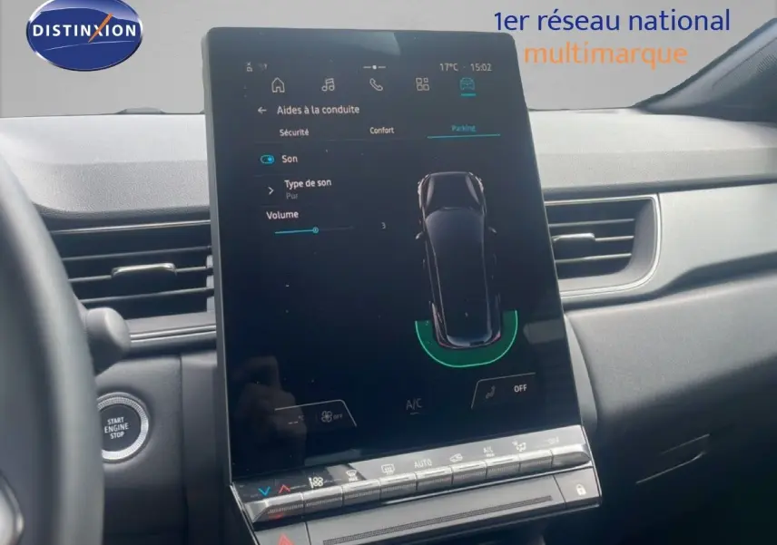 Vue intérieure du tableau de bord du Renault Captur 2025, écran tactile central avec aides à la conduite affichées.