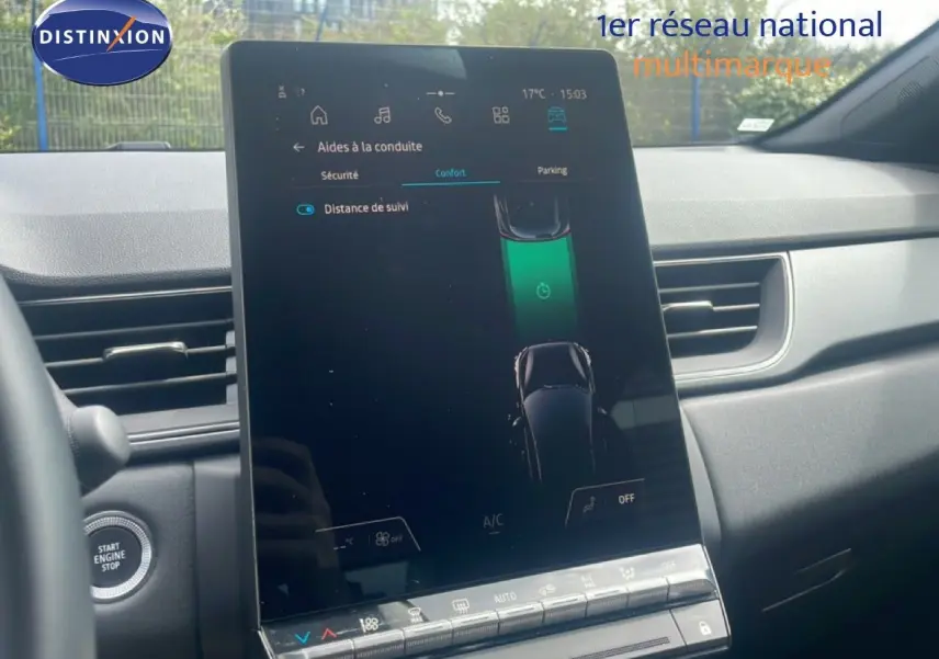 Vue intérieure centrée sur l'écran tactile du tableau de bord du Renault Captur noir étoile métal avec toit gris.