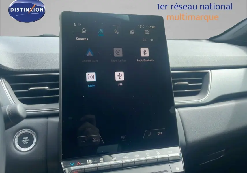 Vue intérieure du tableau de bord du Renault Captur 2025 avec écran tactile central et bouton start/stop.