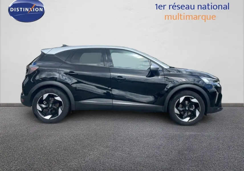 Profil côté gauche du Renault Captur 2025 noir étoile métal avec toit gris, jantes alliage bicolores et lignes sculptées.