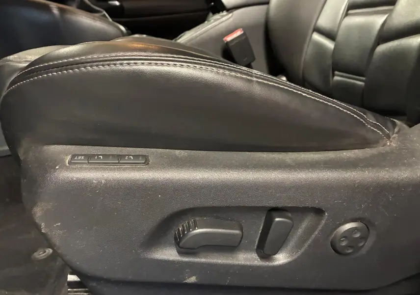 Gros plan sur les commandes de réglage électrique du siège en cuir noir du Nissan Qashqai 1.5 BlueDCI Tekna+ 2021.