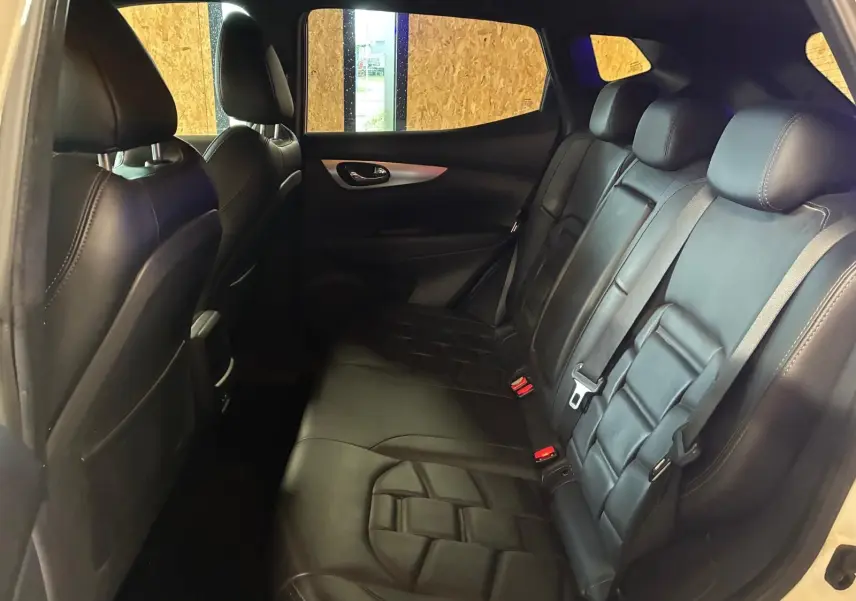 Vue intérieure côté droit des sièges arrière en cuir noir du Nissan Qashqai blanc, version Tekna + 2021.