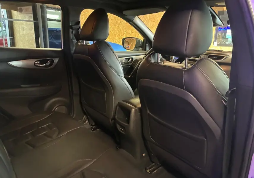 Vue intérieure arrière côté droit du Nissan Qashqai 1.5 BlueDCI 115 Tekna+ 2021 avec sièges en cuir noir et finitions modernes.