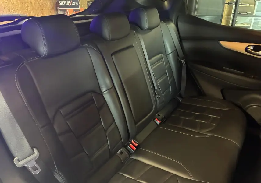 Vue intérieure montrant la banquette arrière en cuir noir du Nissan Qashqai 1.5 BlueDCI Tekna+ 2021.