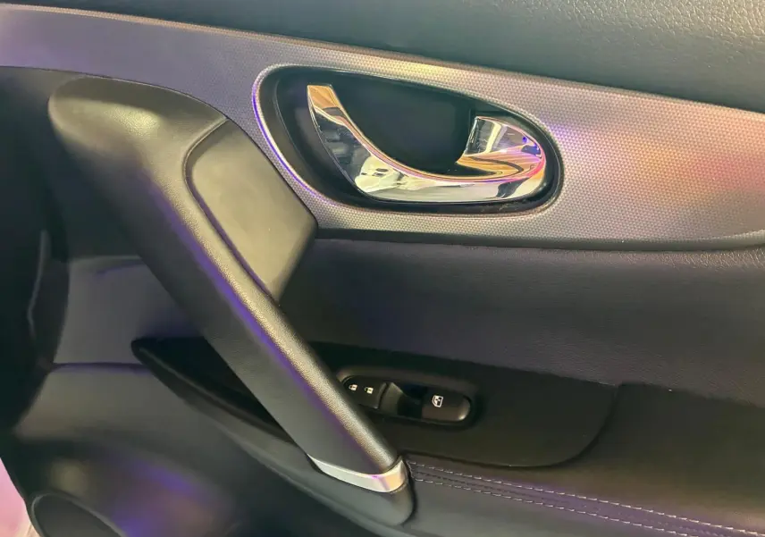 Poignée de porte intérieure côté gauche en cuir noir avec commandes de vitres, Nissan Qashqai 1.5 BluedCi 115 Tekna+ 2021.