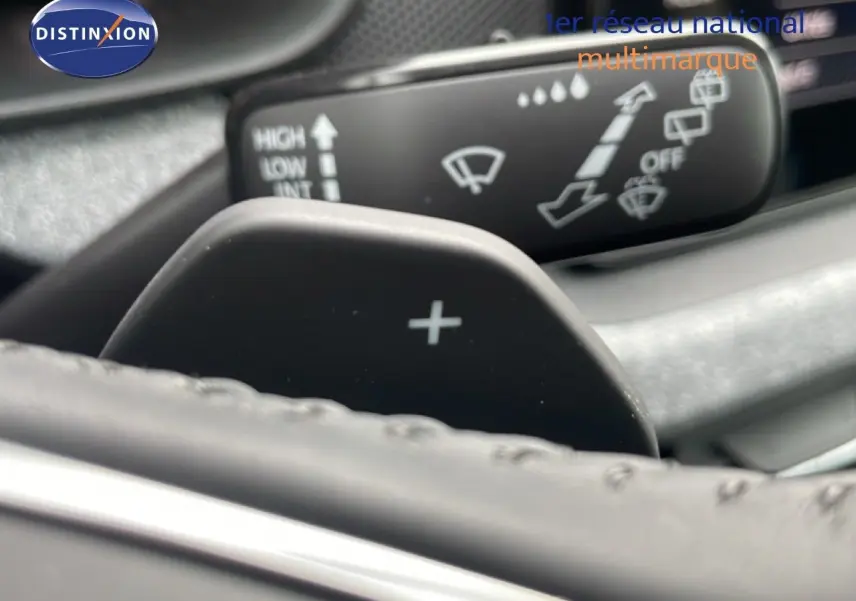 Gros plan sur la palette de changement de vitesse "+" côté droit du volant d'un Skoda Kamiq gris graphite 2025.