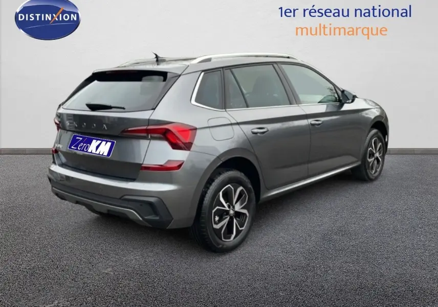 Vue 3/4 arrière droite du Skoda Kamiq gris graphite métal 2025 avec jantes bi-ton et feux LED distinctifs.