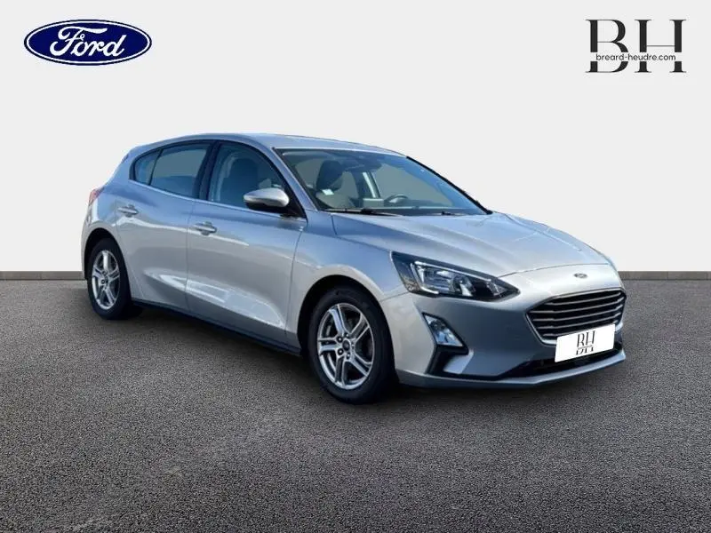 Ford Focus 1.5 EcoBlue 2020 gris lunaire métallisé vue 3/4 avant avec jantes alu et phares LED.