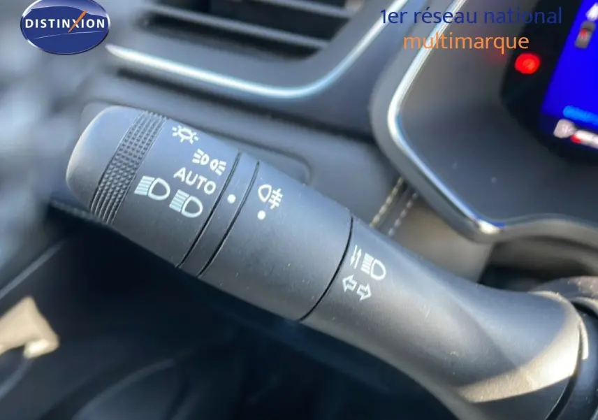Gros plan sur la commande des feux et clignotants dans l’habitacle du Renault Symbioz noir étoile métal.