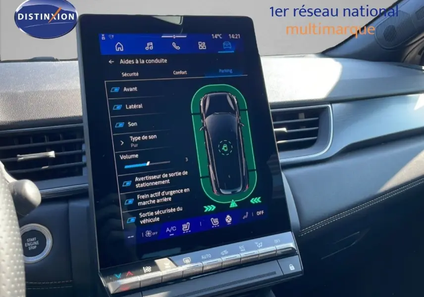 Vue intérieure centrée sur l'écran tactile du tableau de bord du Renault Symbioz noir étoile métal, affichant l'aide à la conduite.