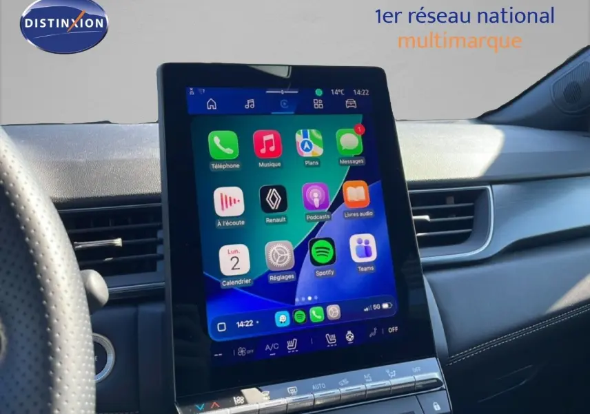 Vue intérieure du tableau de bord de la Renault Symbioz 2025 avec écran tactile central vertical et volant partiel à gauche.