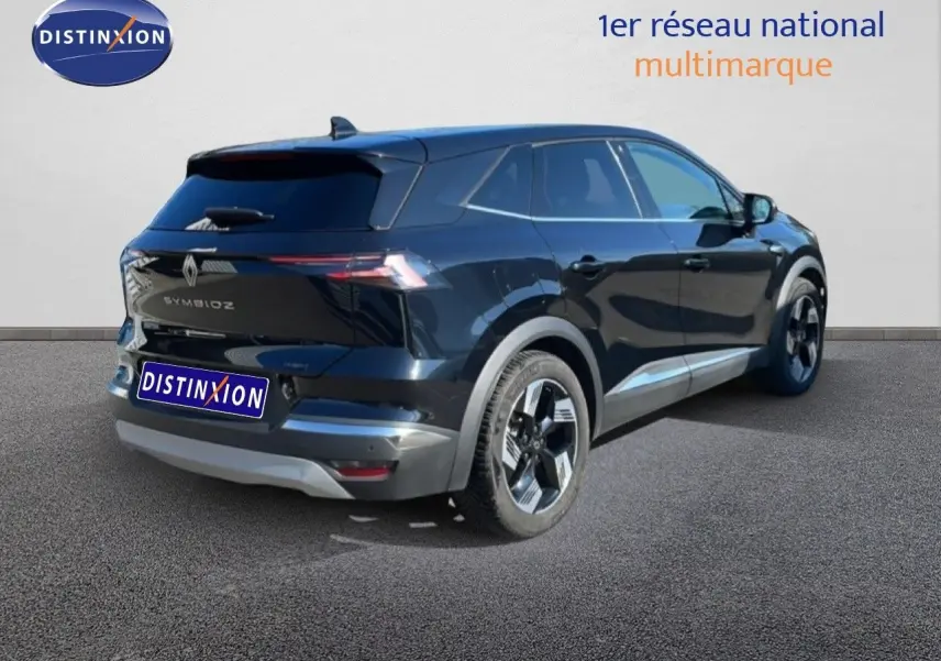 Renault Symbioz noir étoile métal vu en 3/4 arrière droit, avec feux arrière fins et jantes noires distinctives.