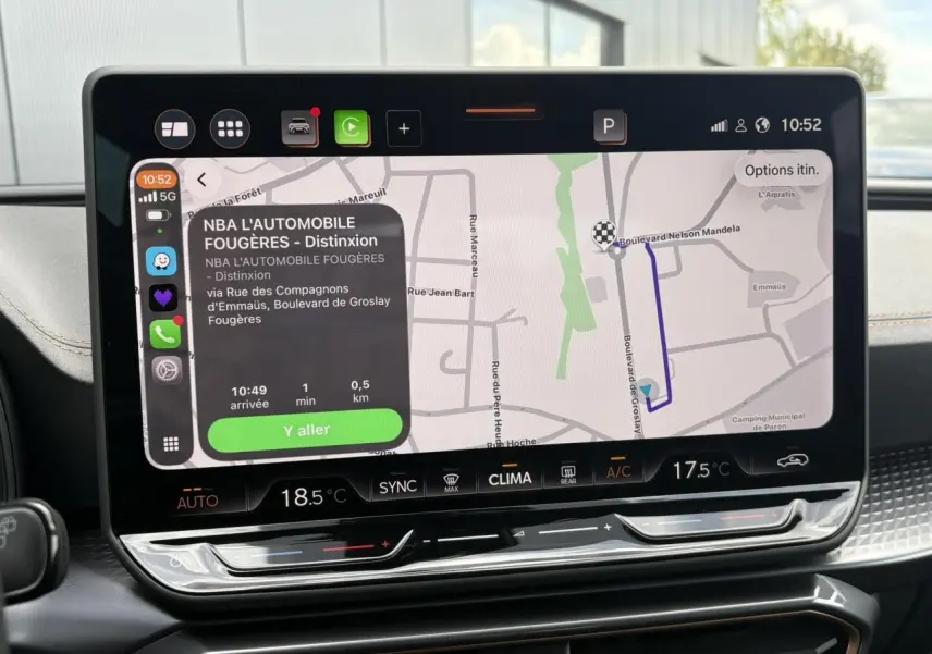 Écran tactile HD 12,9'' du système d'info-divertissement de la CUPRA Leon 2025, affichant la navigation GPS.