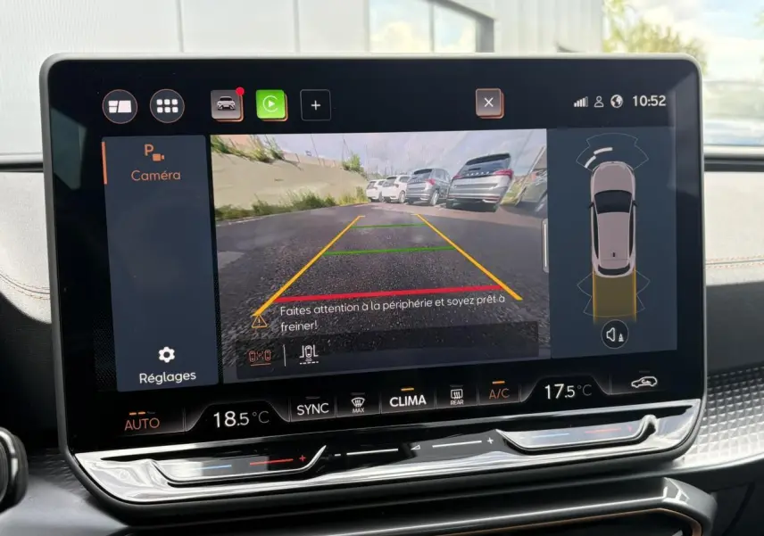 Écran tactile intérieur affichant la caméra de recul et l’aide au stationnement du CUPRA Leon Bleu Fjord.