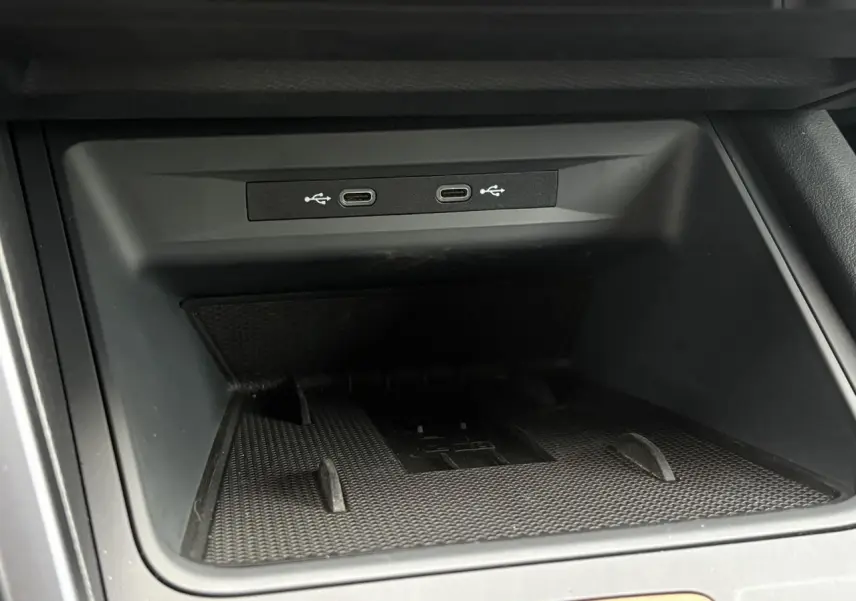 Gros plan sur la console centrale de la CUPRA Leon 2025, montrant deux ports USB-C intégrés dans un compartiment noir.