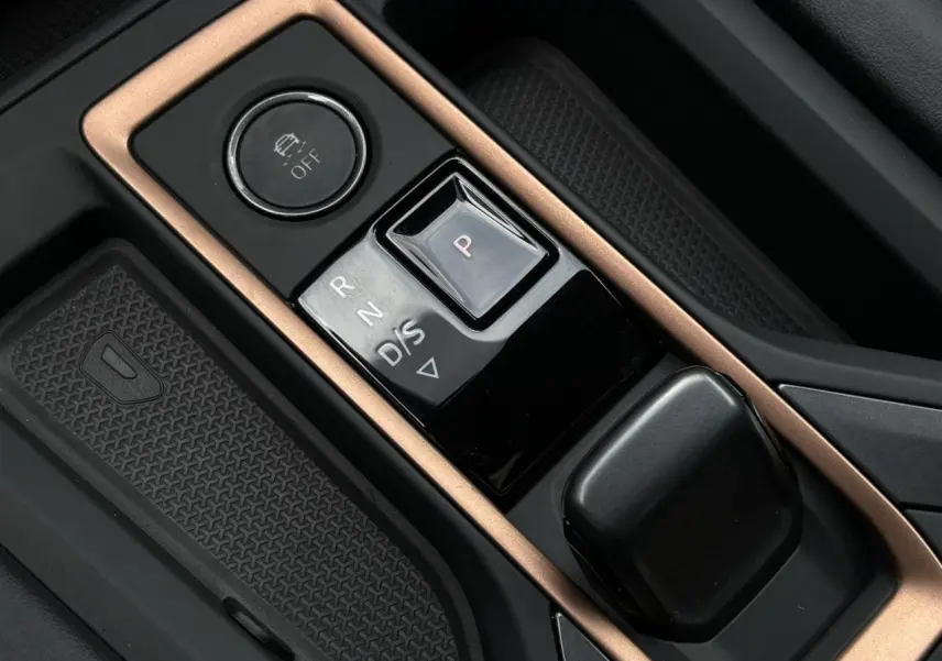 Gros plan sur la console centrale noire et cuivre avec commandes de boîte auto de la CUPRA Leon Bleu Fjord 2025.