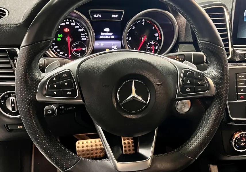 Vue rapprochée du volant en cuir noir du Mercedes GLE Coupe 350 d 2016 avec tableau de bord et commandes visibles.