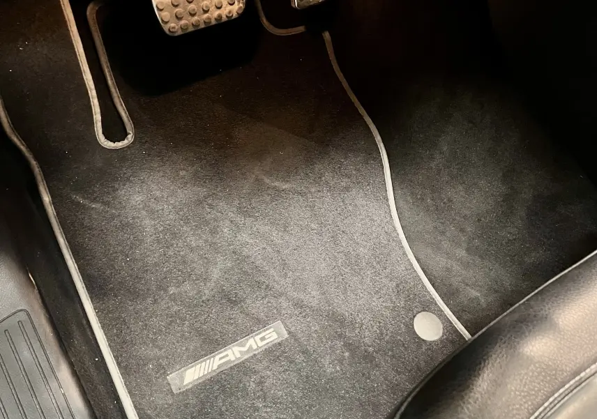 Gros plan sur le tapis de sol noir AMG et les pédales en métal du côté conducteur du Mercedes GLE Coupe 350 d 2016.