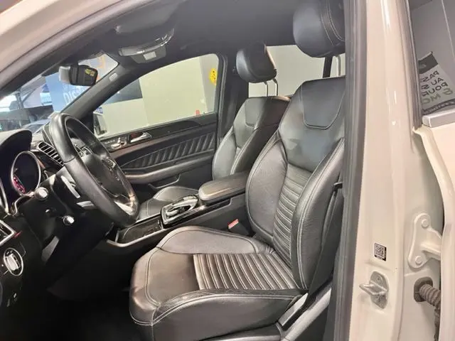 Vue intérieure côté conducteur du Mercedes GLE Coupe 350 d 2016, sièges cuir noirs et tableau de bord moderne.