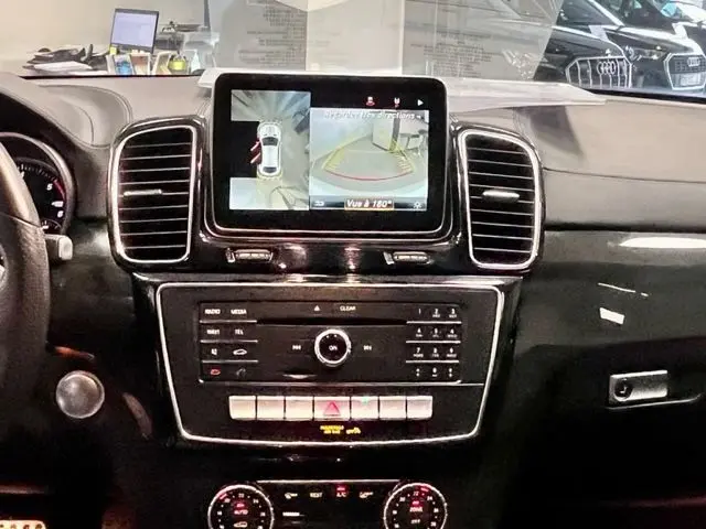 Intérieur du Mercedes GLE Coupe 350 d 2016, vue du tableau de bord avec écran multimédia affichant caméra de recul.