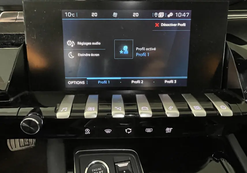 Vue rapprochée de la console centrale de la Peugeot 508 2021 avec écran tactile et commandes tactiles grises.