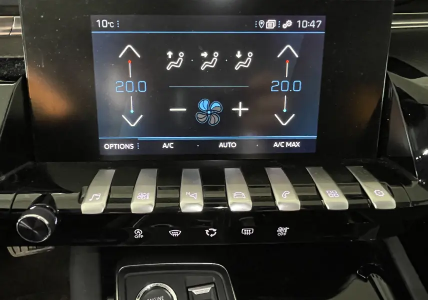 Écran tactile central de la Peugeot 508 2021 affichant la climatisation à 20°C, avec commandes piano noires et argentées.