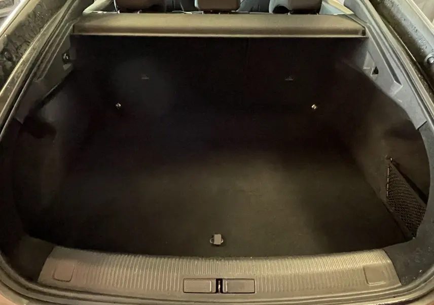 Coffre ouvert d'une Peugeot 508 gris platinium, vue arrière montrant un espace de chargement spacieux et propre.