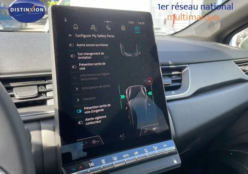 Écran tactile central du tableau de bord du Renault Captur 2025, affichant les réglages de sécurité active.