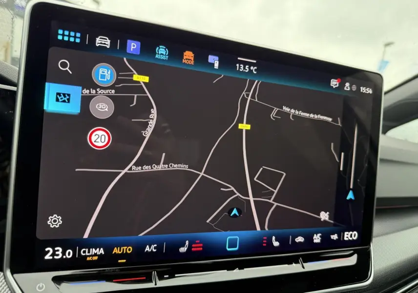Écran tactile central de navigation dans une Volkswagen Golf 1.5 eHybrid blanche, vue intérieure frontale.