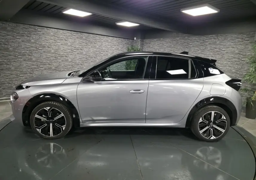 Profil côté gauche de la Lancia Ypsilon 2025 gris métallisé avec toit noir et jantes alliage 17 pouces diamantées.