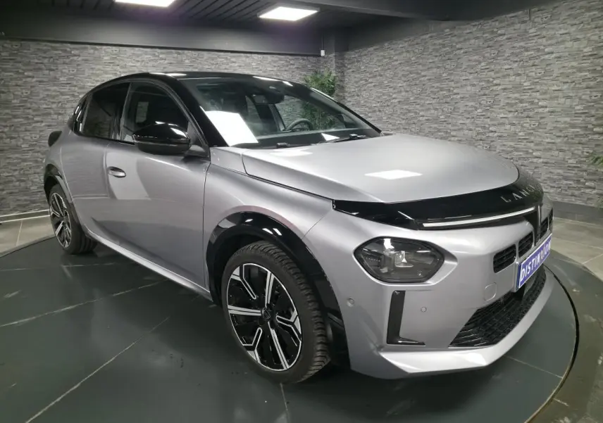 Lancia Ypsilon 2025 gris bi-color vue 3/4 avant avec toit noir et jantes alliage 17 pouces diamantées