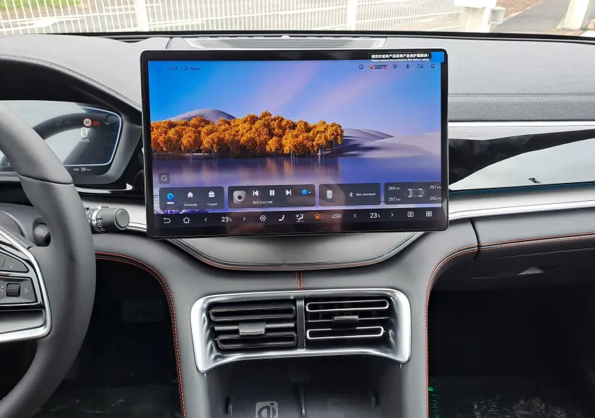 Vue 3/4 avant gauche du SUV BYD SEAL U hybride rechargeable en couleur Boundless Cloud sur parking extérieur.