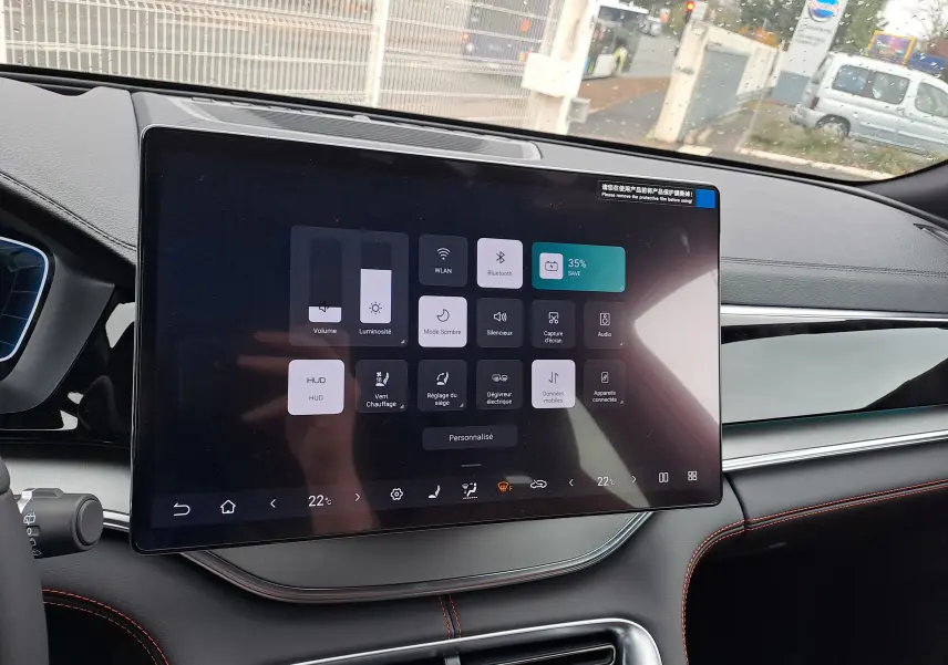 Gros plan sur le volant noir avec commandes multifonctions et tableau de bord numérique du BYD SEAL U 2025.