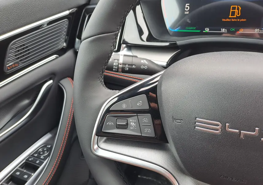 Vue frontale du BYD SEAL U 2025 en couleur Boundless Cloud, avec calandre horizontale et phares LED fins.