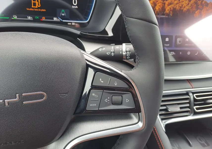 Vue de profil côté gauche du SUV BYD SEAL U 2025 en couleur gris clair Boundless Cloud avec jantes bicolores.