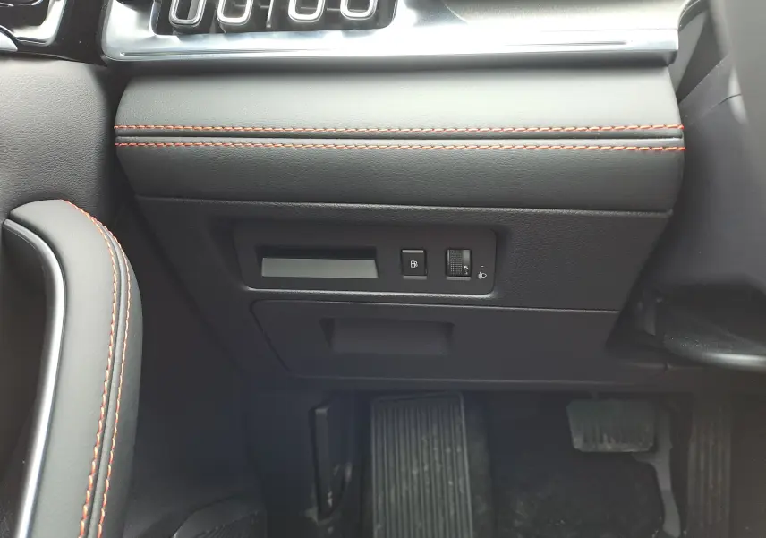 Vue 3/4 arrière droite du SUV BYD SEAL U hybride rechargeable couleur Boundless Cloud avec jantes alliage bicolores.